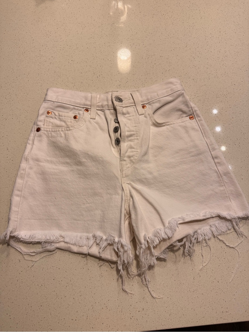 Levi’s off white rib cage shorts size 24